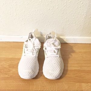 White tennis shoes size 6.5